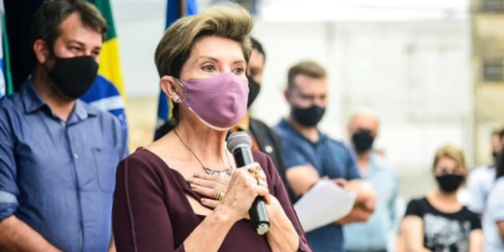 Prefeita da cidade de Ponta Grossa, Elizabeth Silveira Schmidt, embarca a Dubai.