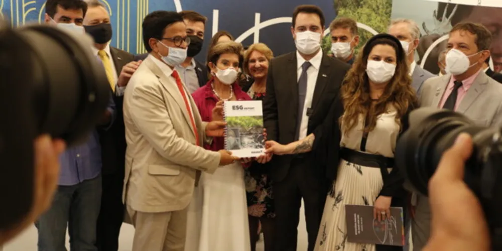 Prefeita de Ponta Grossa, Elizabeth Schmidt (PSD), no centro da imagem