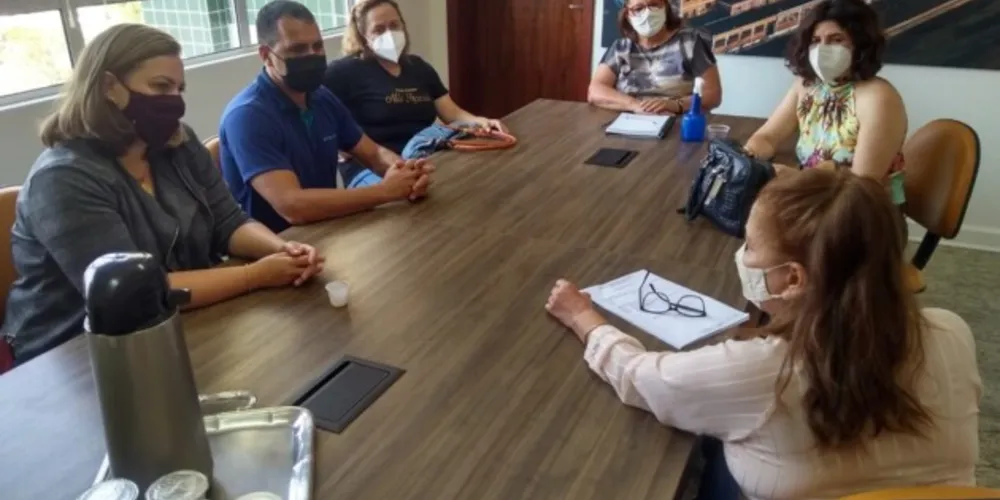 Alcione Lemos esteve reunida com o Núcleo Regional de Educação nesta segunda-feira (20)