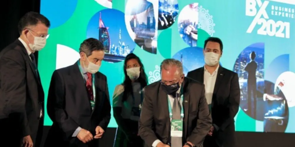 O presidente da Fiep, Carlos Valter, assina o termo de cooperação com a CCAB