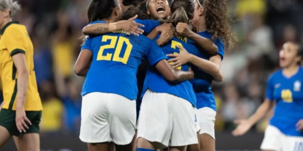 Time reverteu desvantagem com gols de Érika e Debinha na etapa final.