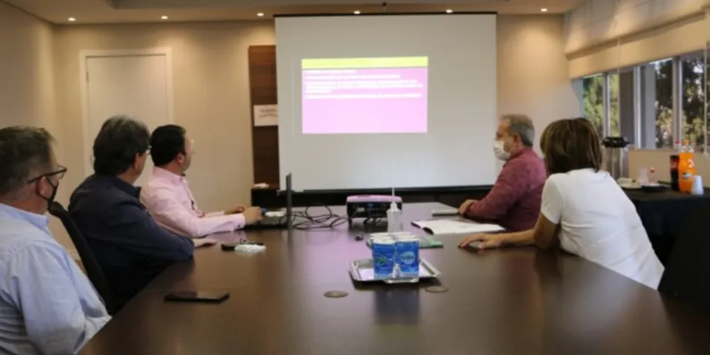 Presidente da AMCG e prefeito de Castro, Moacyr Fadel, dialogou com representantes da associação nesta terça-feira (17)