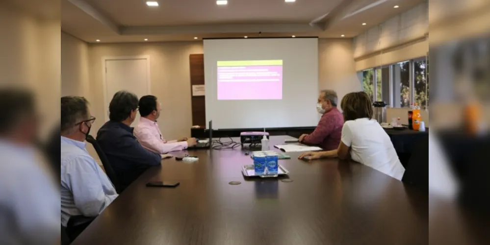 Presidente da AMCG e prefeito de Castro, Moacyr Fadel, dialogou com representantes da associação nesta terça-feira (17)