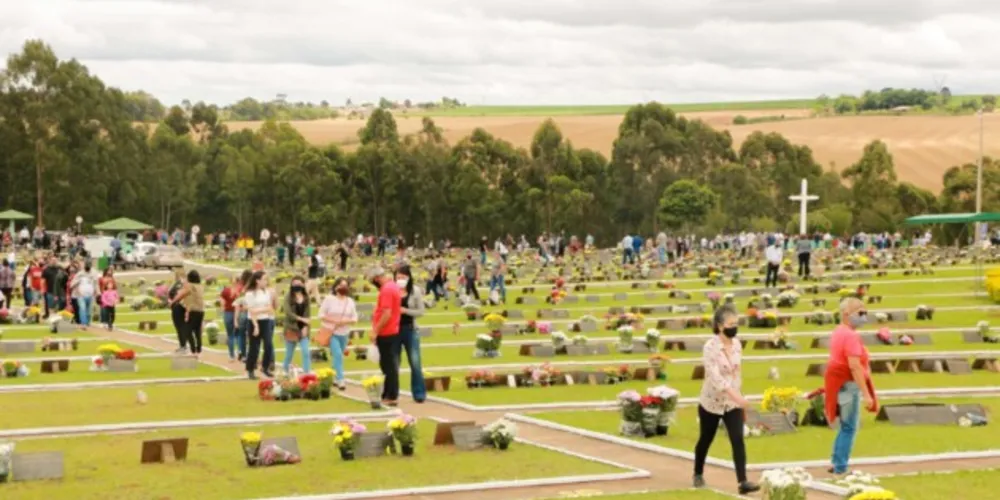 O Cemitério Parque Jardim Paraíso esteve aberto das 8 às horas