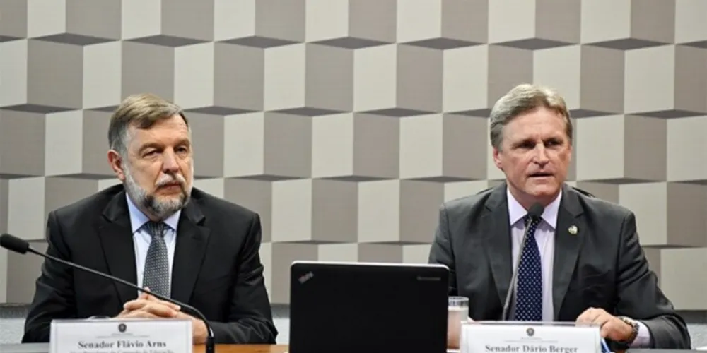 Senadores Flávio Arns (à esquerda), do Paraná, e Dário Berger (à direita).