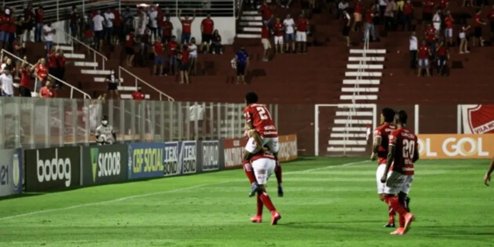 Com um gol levado aos 51 minutos, o Operário perdeu por 2 a 1 para o Vila Nova. 
