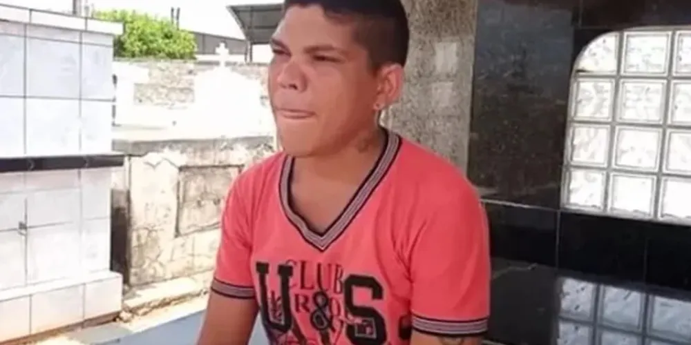 A situação chamou a atenção das autoridades e o rapaz vai receber a devida assistência.