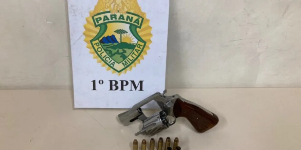 A mulher conseguiu tirar a arma do marido e jogar para fora do carro.
