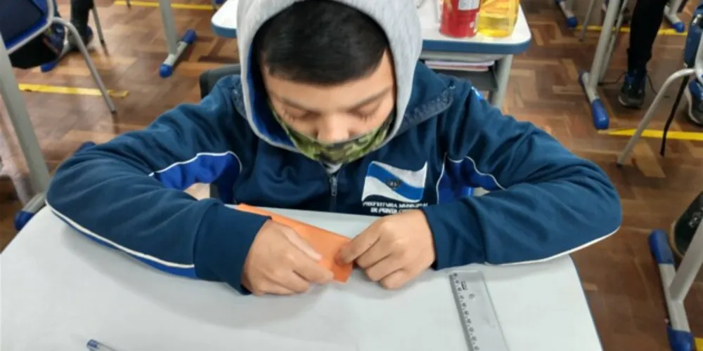 Dobraduras, textos e outros recursos foram utilizados em sala de aula