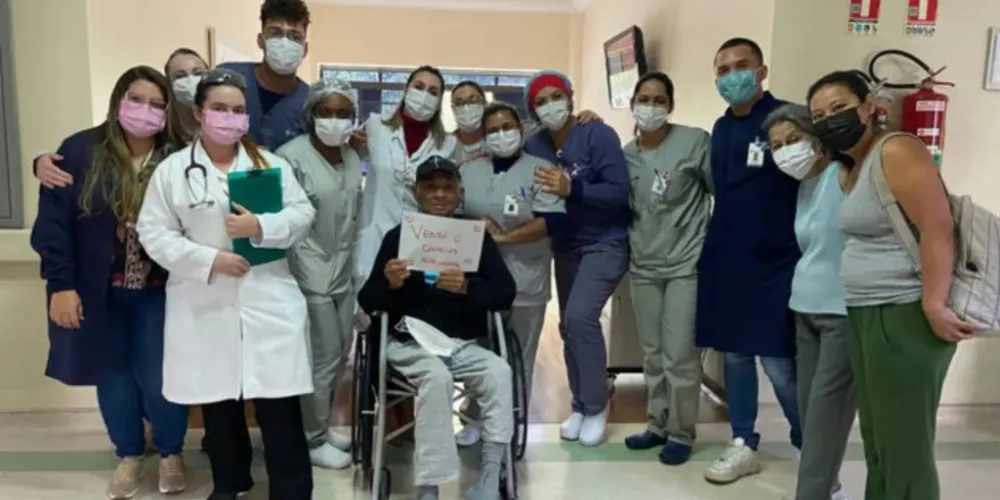 Idoso ficou mais de seis meses internado em um hospital particular por falta de leitos nos hospitais públicos.