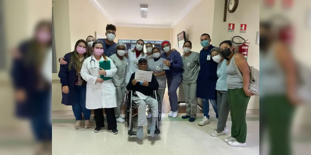 Idoso ficou mais de seis meses internado em um hospital particular por falta de leitos nos hospitais públicos.