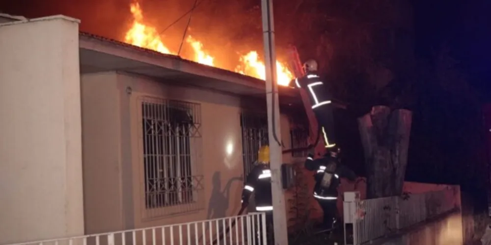 Residência pegou fogo na região do Jardim Carvalho em Ponta Grossa
