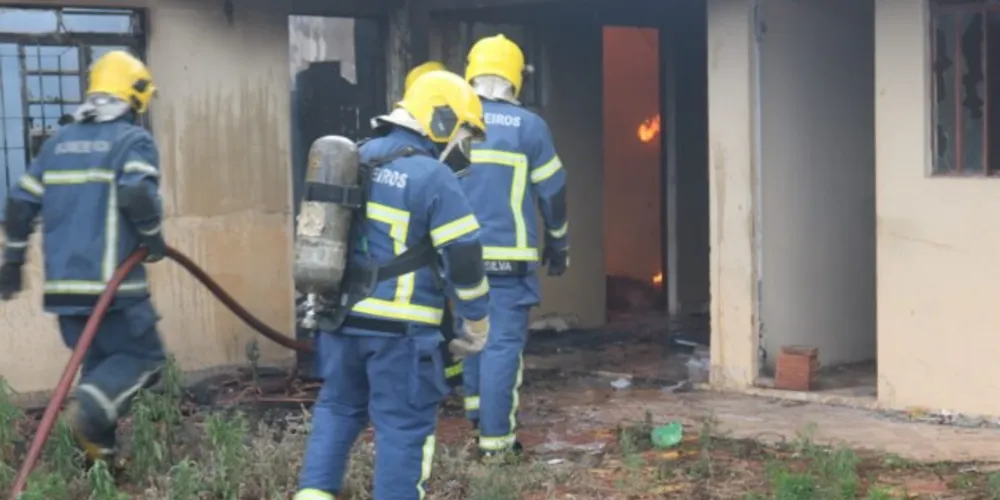 Bombeiros estiveram no local para realizar os atendimentos