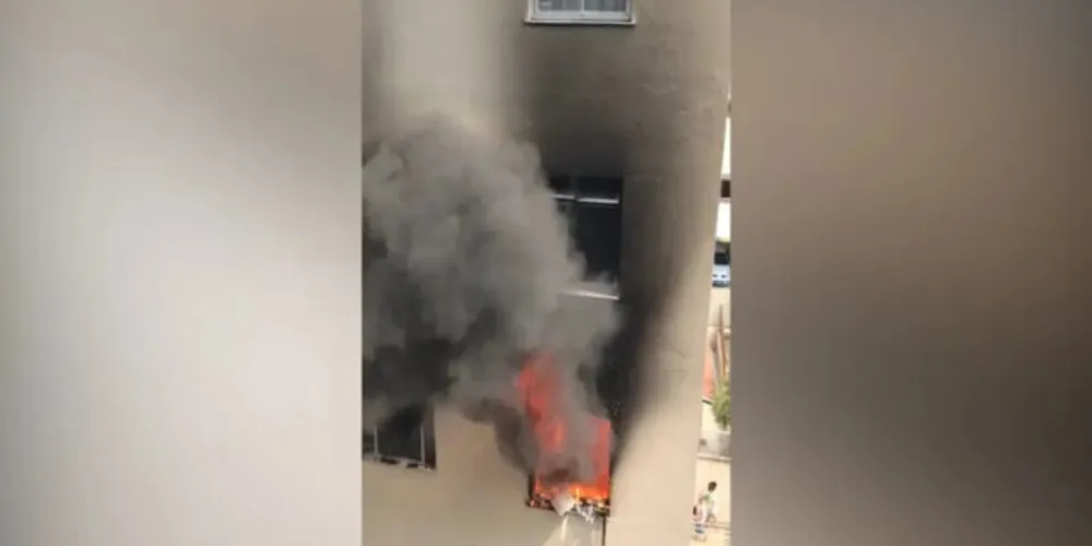 O Corpo de Bombeiros foi acionado e trabalhou por mais de uma hora para conseguir controlar as chamas na Alameda Augusto Stellfeld