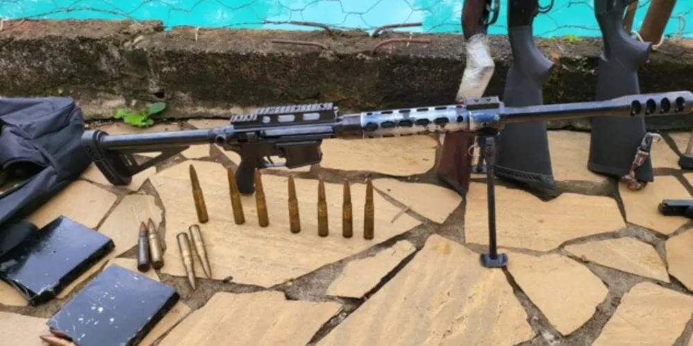 Junto da operação, arsenal de armas foi apreendido pela PRF.