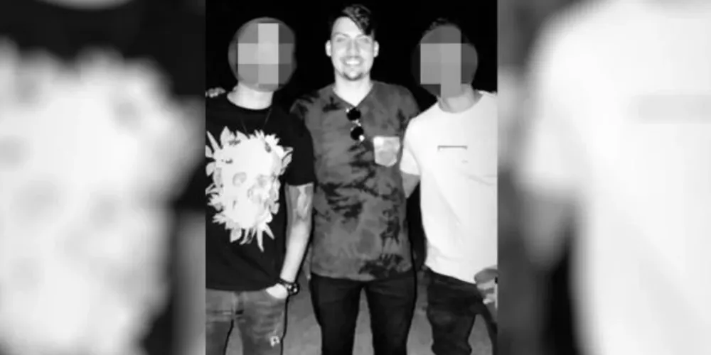 Jair Renan Bolsonaro, conhecido como 04, aparece em uma foto publicada nas redes sociais por pessoas que estavam no evento