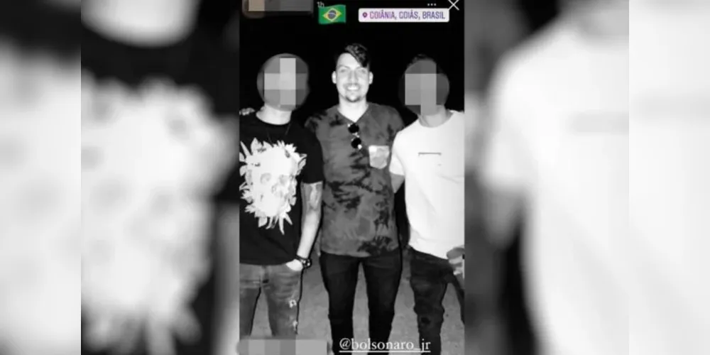 Jair Renan Bolsonaro, conhecido como 04, aparece em uma foto publicada nas redes sociais por pessoas que estavam no evento