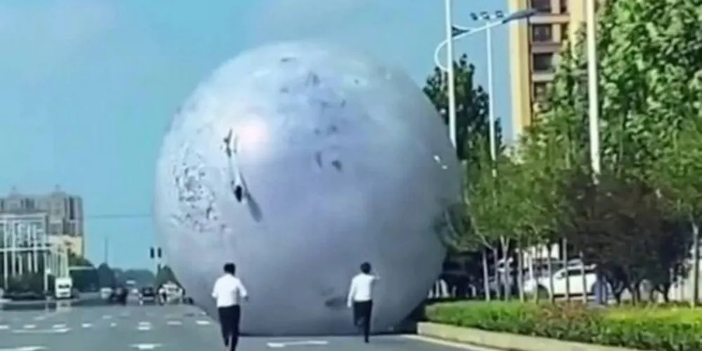 A atração principal de um evento popular na China acabou ficando fora de controle.