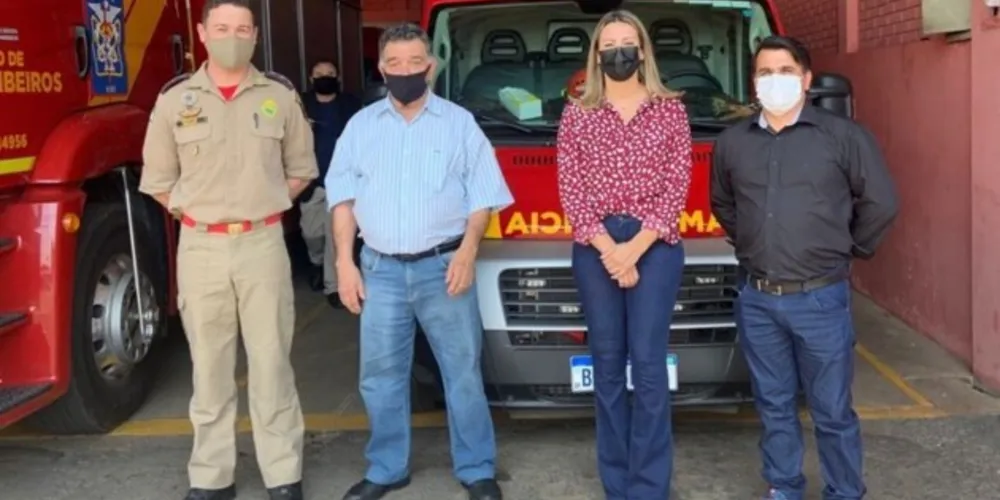 Deputada estadual, Mabel Canto (PSC), e lideranças de Telêmaco Borba.