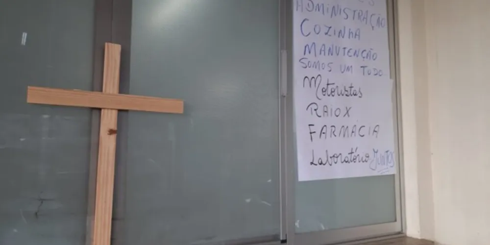 Cruzes e cartazes foram colocados no Pronto Socorro