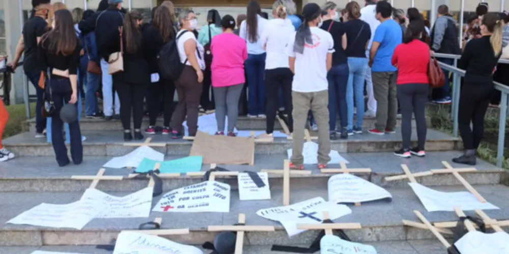 Servidores protestaram em frente a Prefeitura Municipal de Ponta Grossa