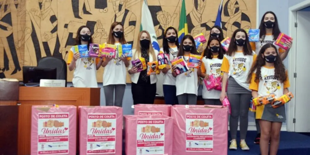 Vereadora Missionária Adriana (SD) e alunas da Escola Santo Ângelo.