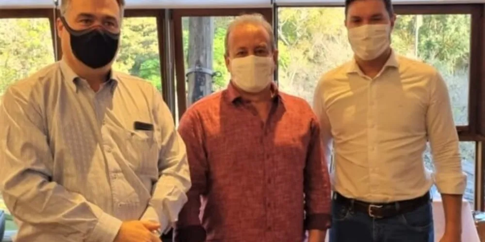 Fadel esteve reunido com o secretário estadual de saúde, Beto Preto, e com o chefe da Casa Civil, Guto Silva