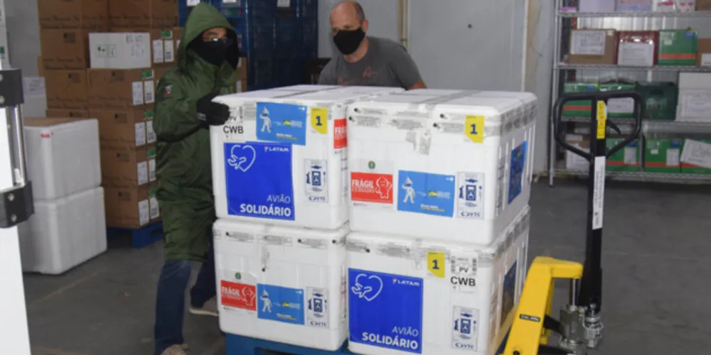 Vacinas chegaram no aeroporto Afonso Pena, em São José dos Pinhais.