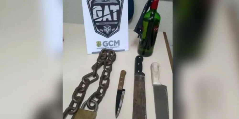 Ocorrência foi registrada no bairro de Oficinas na noite deste domingo (9). Foram apreendidas facas, uma corrente e uma garrafa com gasolina