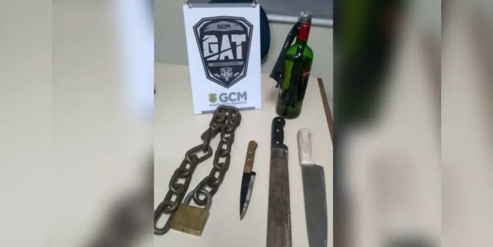 Ocorrência foi registrada no bairro de Oficinas na noite deste domingo (9). Foram apreendidas facas, uma corrente e uma garrafa com gasolina
