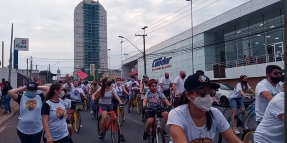 Ação solidária teve a presença de aproximadamente 100 ciclistas, segundo a organização.