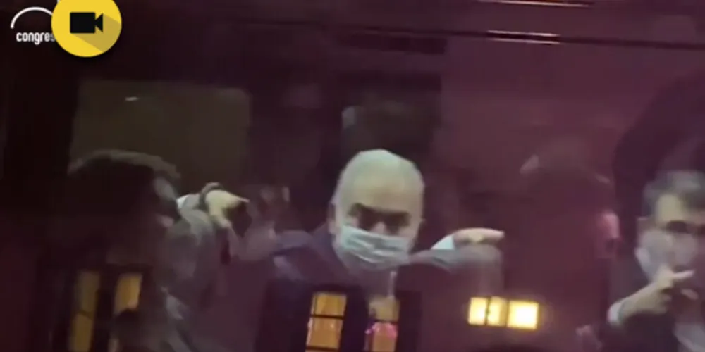 Ministro da Saúde do Brasil, Marcelo Queiroga, dentro de uma van.