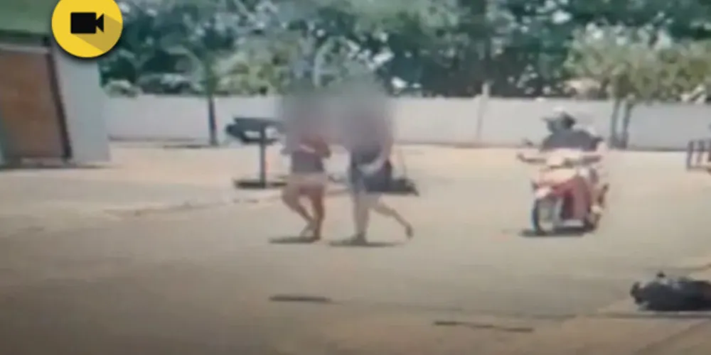 Vítima de assédio estava tentando atravessar a rua quando foi surpreendida pelo motociclista.