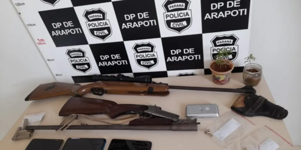 Durante a ação também foram apreendidas duas armas de fogo, balança de precisão e porções de crack