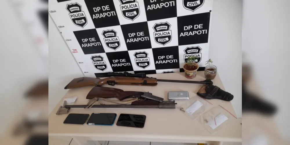 Durante a ação também foram apreendidas duas armas de fogo, balança de precisão e porções de crack