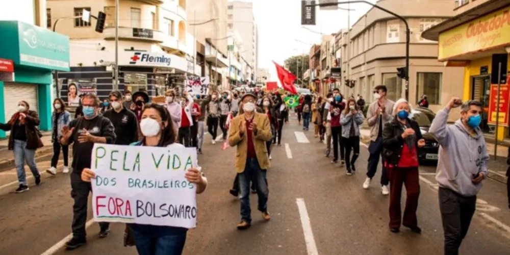 Pessoas protestando contra Bolsonaro, em Ponta Grossa.