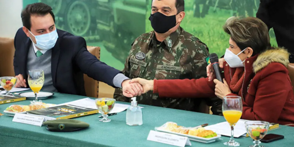 Governador do Paraná, comandante geral do Exército e prefeita de Ponta Grossa.