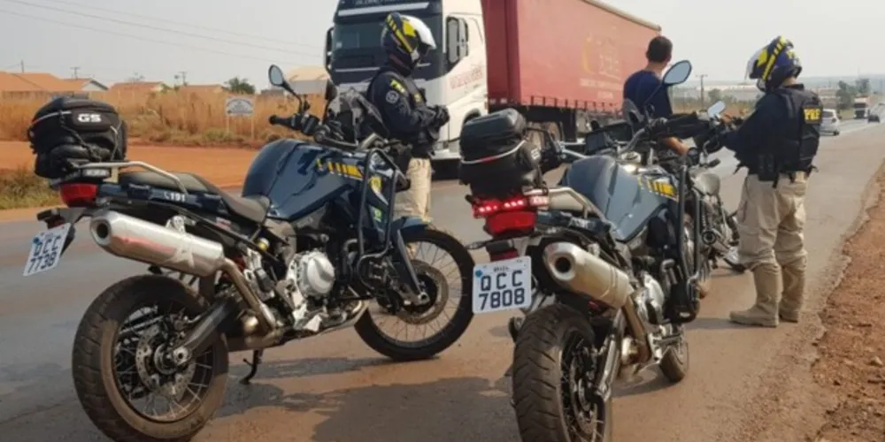 As estradas exigem maior atenção e cuidado, visto que a velocidade desenvolvida e o tráfego de veículos pesados é maior que na cidade.