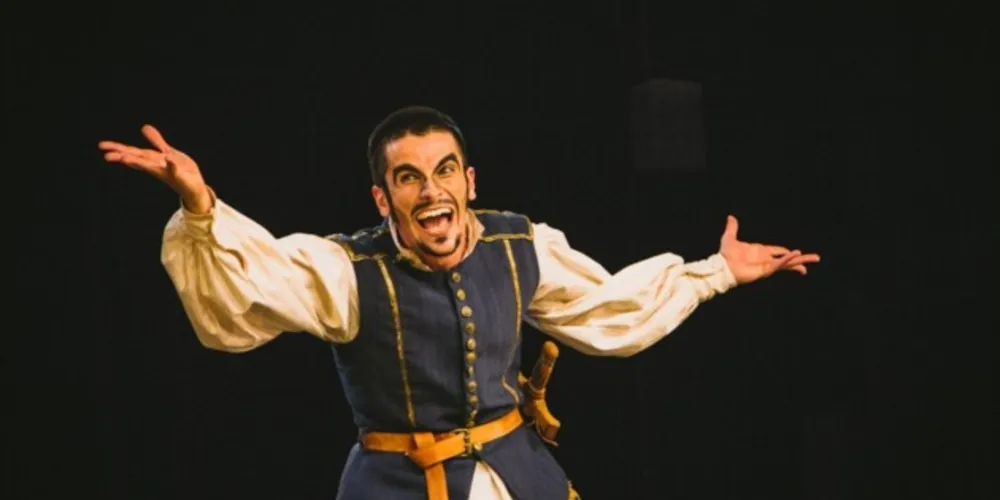 O ator Rodrigo Nasser, na peça As Desventuras do Capitão Rabeca