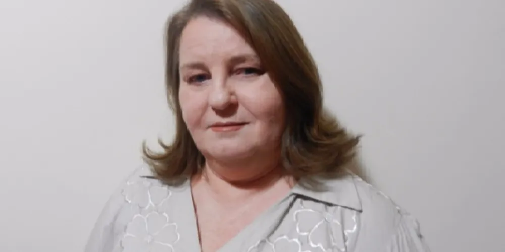 Rosicler Antoniácomi formou-se em Letras pela UEPG. Premiada em concursos literários