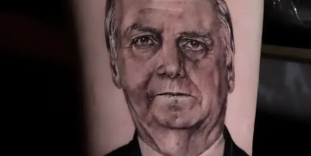 Tatuagem do rosto de Jair Bolsonaro, no filho Jair Renan Bolsonaro.