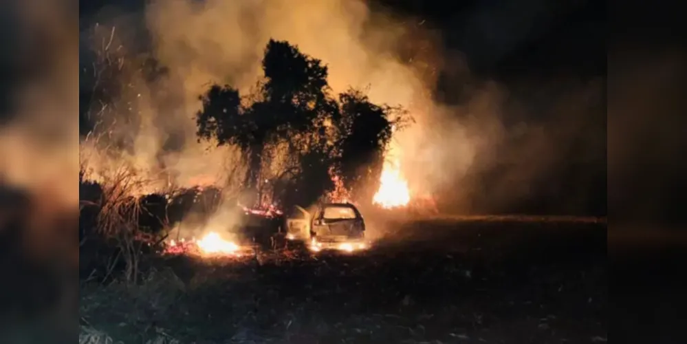 Polícia Militar localizou dois veículos pegando fogo em Goioerê