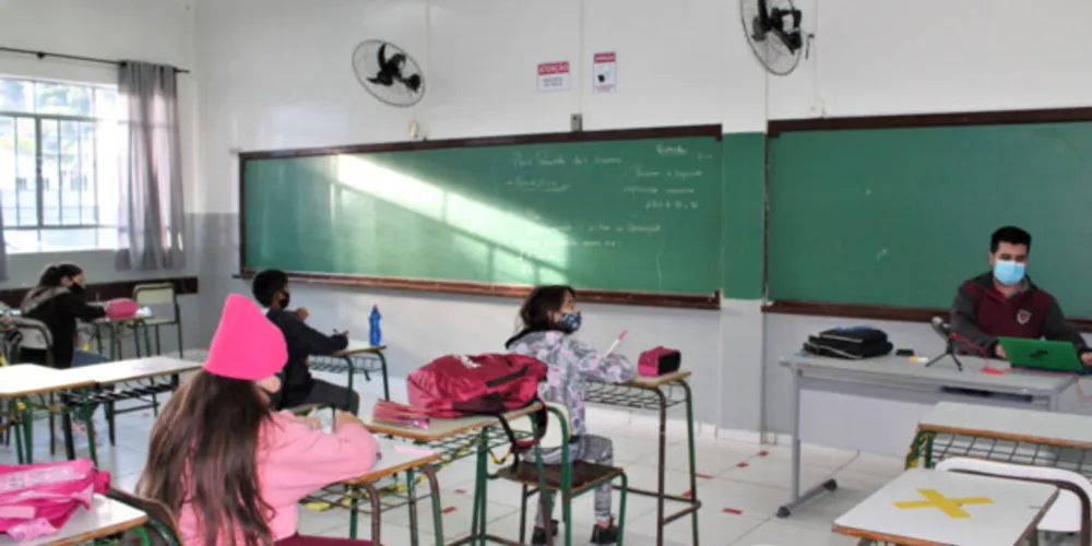 Distanciamento passará de 1,5m para 1m, segundo a Secretaria Municipal de Educação.