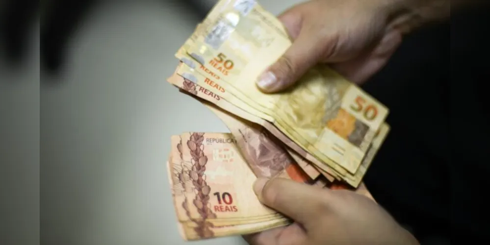 Atualmente, o salário mínimo no Brasil é de R$ 1.100.