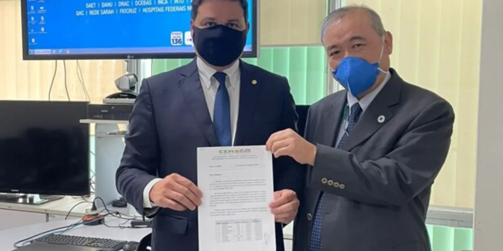 À esquerda, o deputado e secretário de Infraestrutura do Paraná, Sandro Alex.