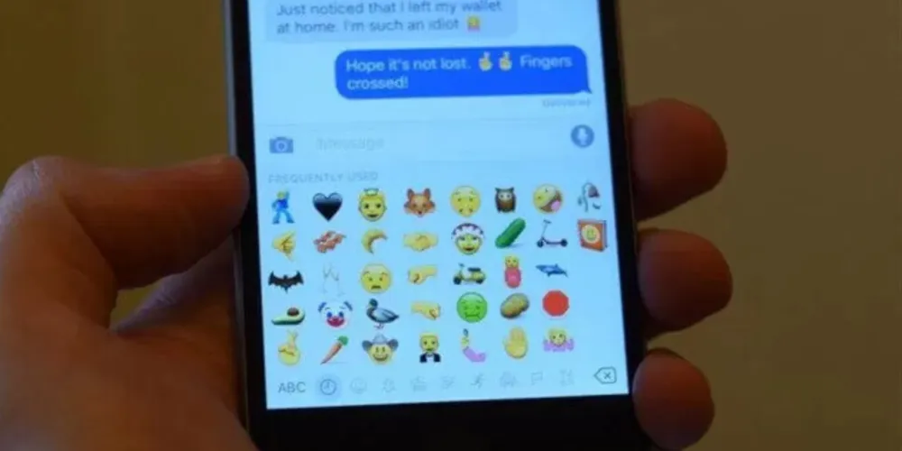 Ícones como 'rosto com olhos marejados' e 'mãos fazendo coração' estarão disponíveis aos usuários em breve