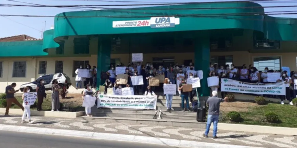 Manifestações aconteceram em frente à UPA Santana, em Ponta Grossa