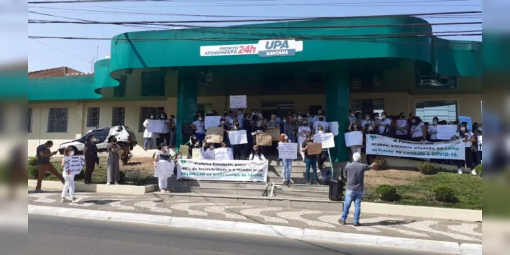 Manifestações aconteceram em frente à UPA Santana, em Ponta Grossa