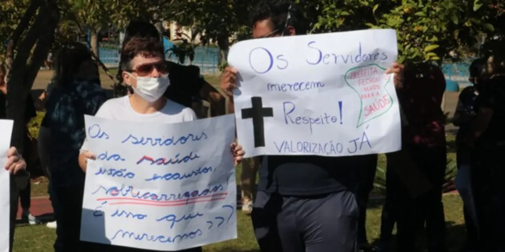 Profissionais protestam por melhores condições e a manutenção do adicional de insalubridade.