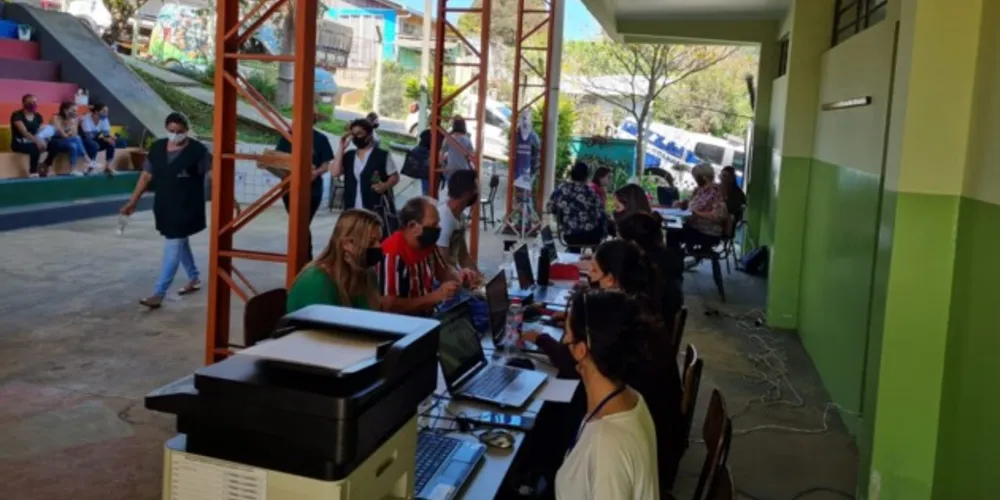 O evento contou com cerca de 100 pessoas e levou aos moradores mais de 200 vagas de emprego.